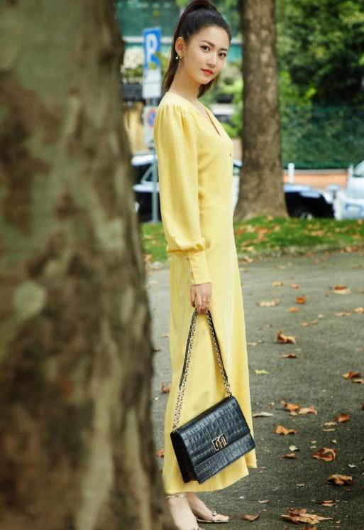 陈钰琪穿淡黄色连衣裙知性优雅,女神范十足