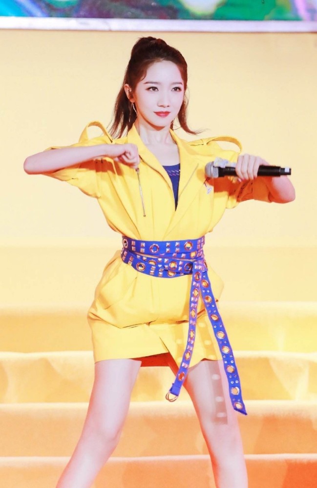 孟美岐衬衫搭配半身裙,双腿真细