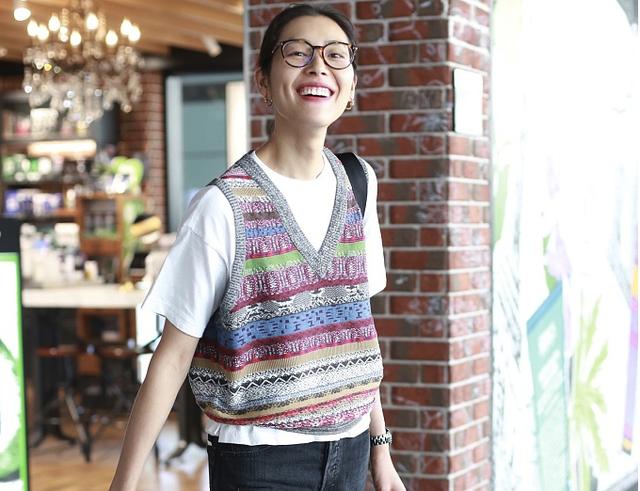 刘雯解约风波后现身机场,露招牌微笑心情好,未受时装周事件影响