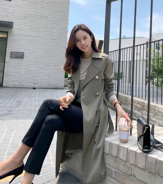 早秋穿什么?修身又有气质的风衣帮你凸显女性帅气洒脱
