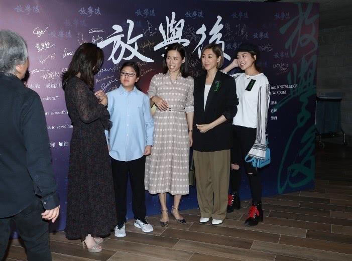 陈慧珊和宣萱同框，皮肤紧致不输当年