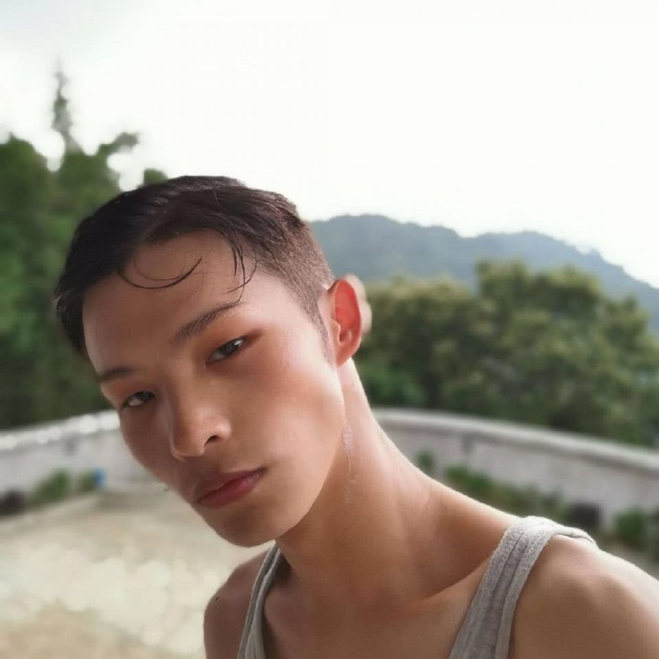 这位中国小伙把田埂变成了时装周,不仅有高级脸还有一颗追梦心