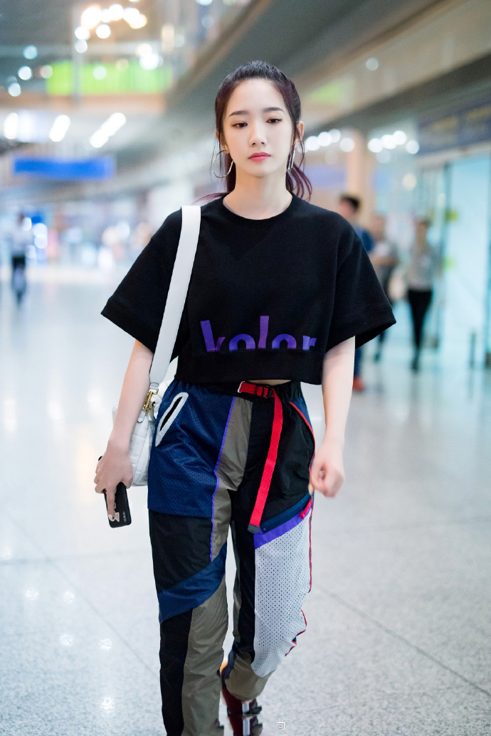 孟美岐酷美运动风机场街拍图片