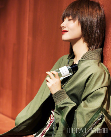 王子文最新衣品来袭，军绿色外套穿出了霸气感