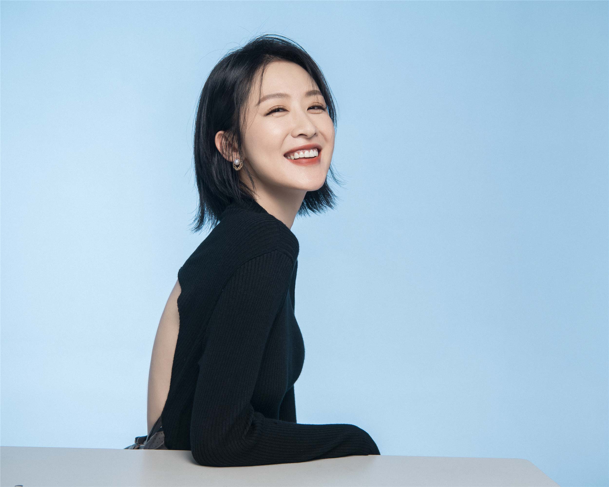 张雯短发写真自信笑颜魅力满分