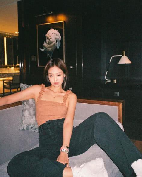 学Jennie的拍照套路，“坐着拍”不累还超好看！