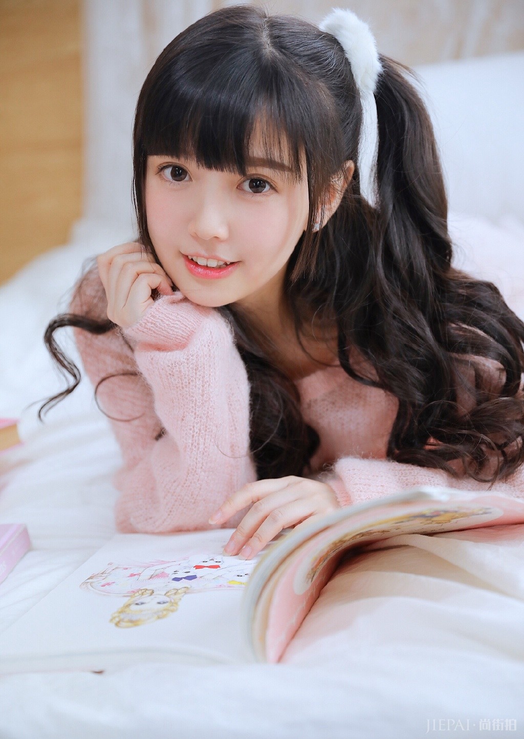 双马尾乖巧清纯萝莉俏皮写真图片