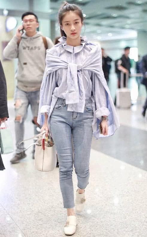 张雪迎穿复古风长裙优雅大气，配丸子头气质绝了！