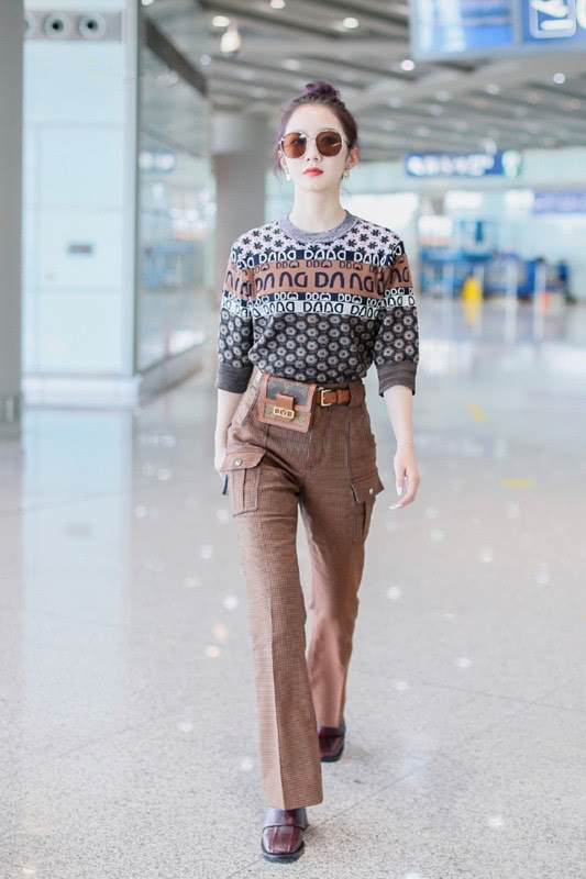 孟美岐穿咖啡色工装裤搭小皮鞋,看完大秀更时髦了!