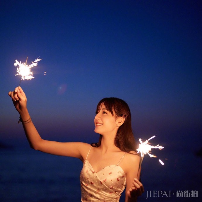 迪丽热巴绿洲大玩烟花棒甜美图片