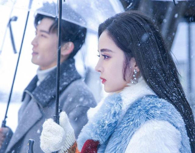 何超莲高调秀恩爱惹争议,窦骁险遭脱粉,只怪豪门千金太任性?