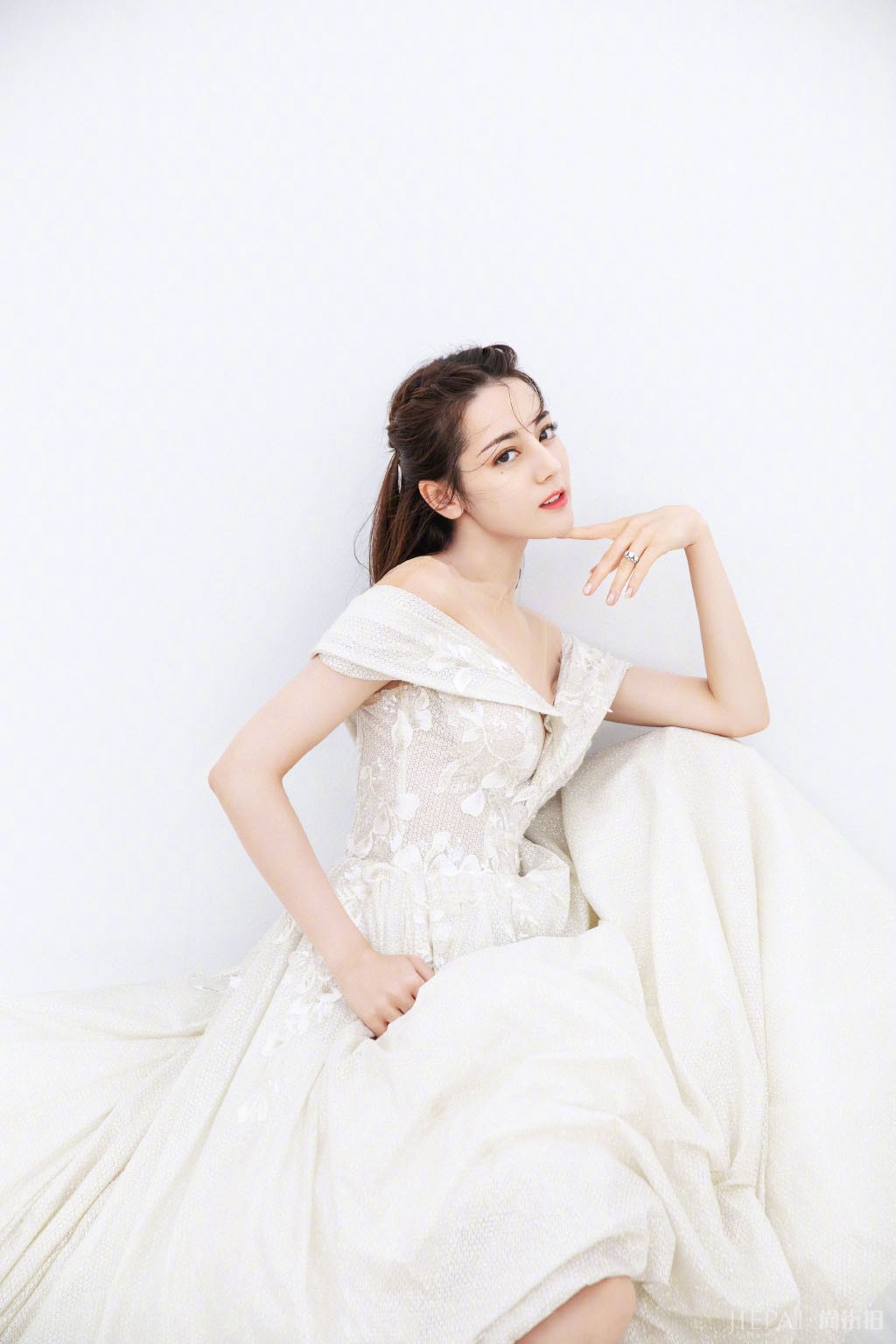 迪丽热巴穿婚纱裙仙气飘飘写真图片
