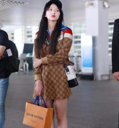 一到换季就没衣服穿?来看看明星们卫衣当裙子怎么穿