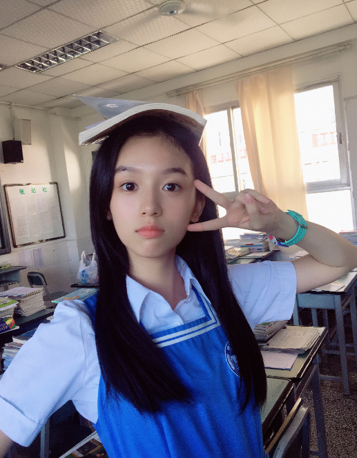 《少年的你》周也晒最新照片，白短袖配长裙轻松驾驭少女风