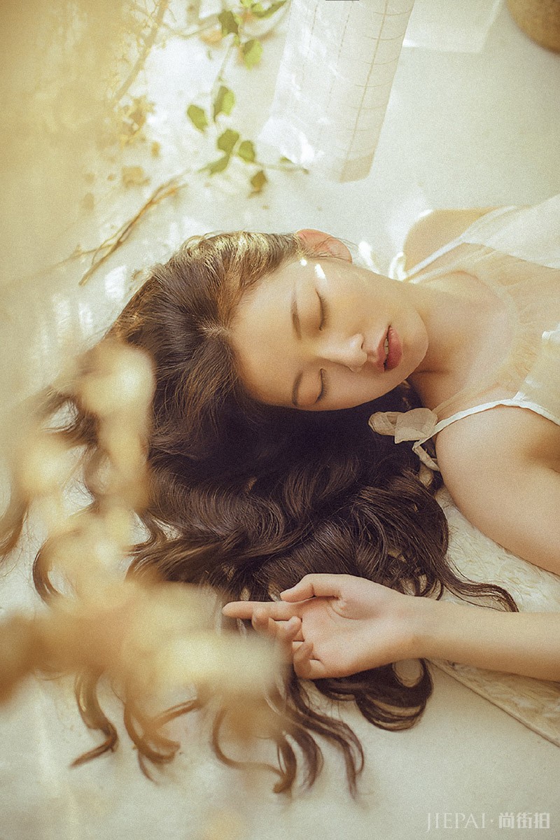 温柔长发美女性感唯美艺术写真图片