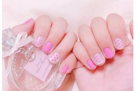 波点美甲闪耀指尖,今夏最流行复古图案