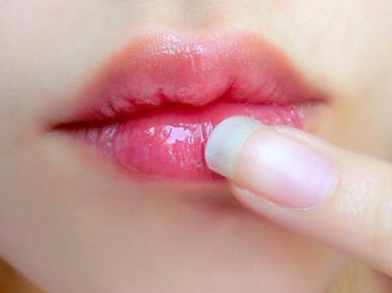 换季嘴巴起皮,化妆都成“灾难”?记住3点,让你拥有“少女唇”