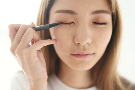 单眼皮、下垂眼、内双如何画眼妆,不同眼型的流行画法