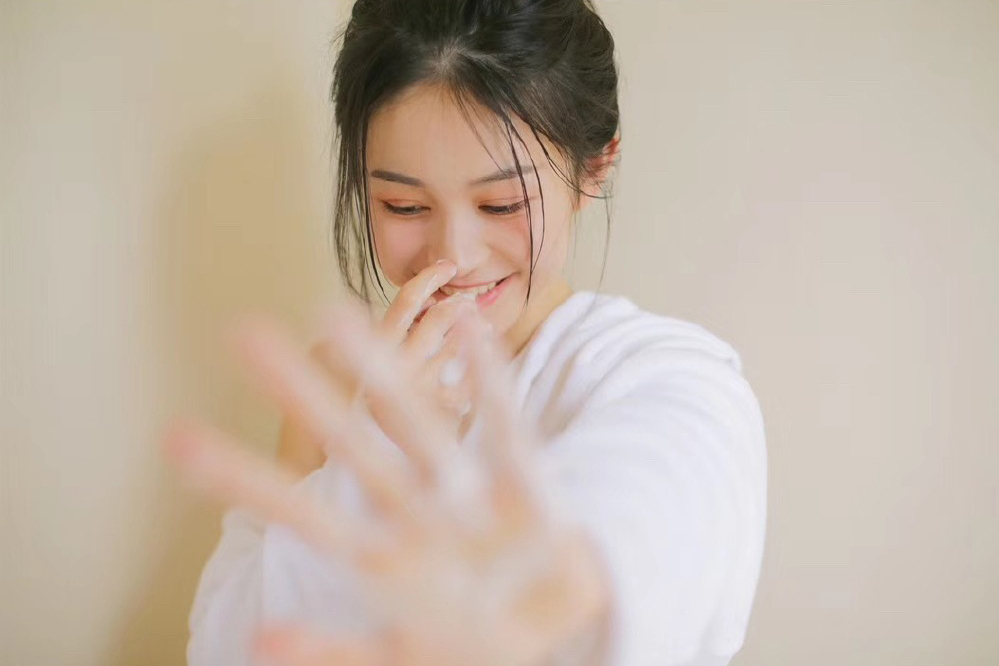 极品校花美女白皙性感美腿写真