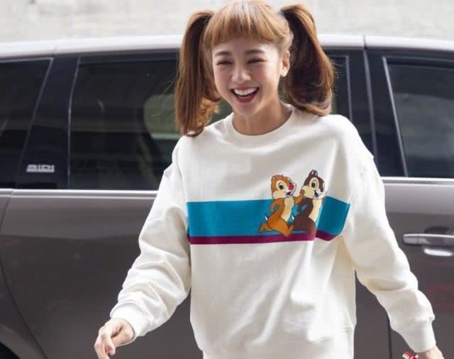 16岁被逼出道，因为忘寄钱被亲妈打到住院，如今却被何炅宠成公主