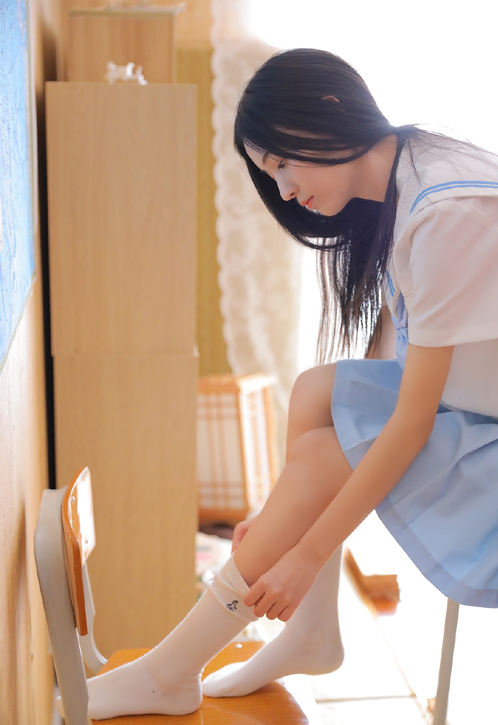 学生制服美女撩人小短裙写真图片