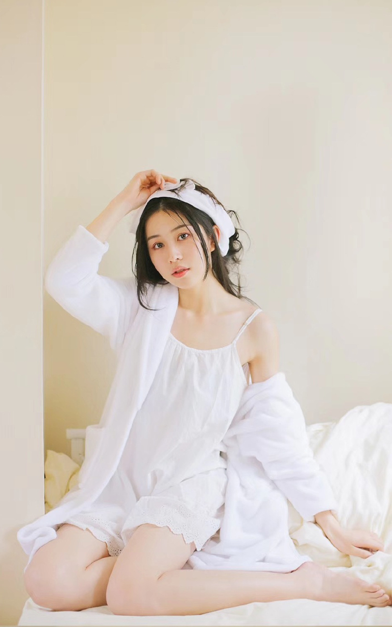 极品校花美女白皙性感美腿写真