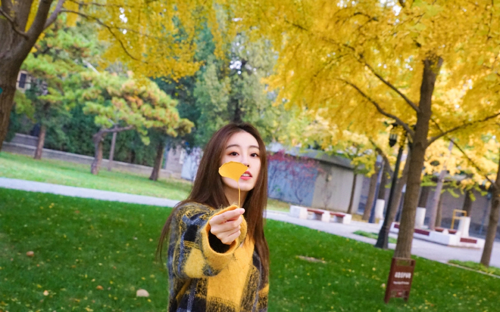 清纯美女祝绪丹清爽秋日街拍图片