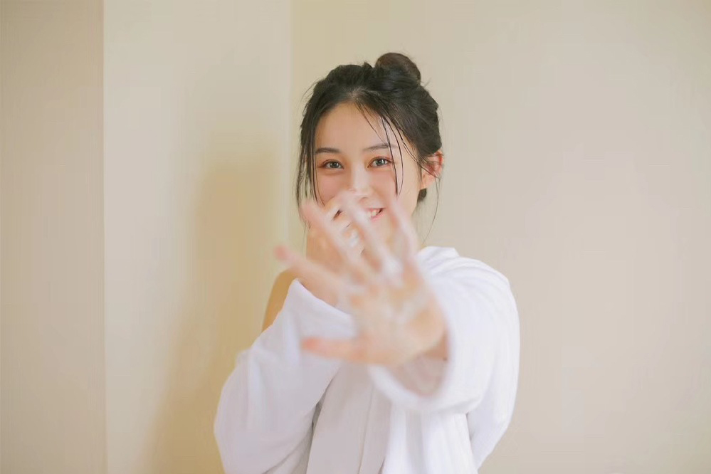极品校花美女白皙性感美腿写真