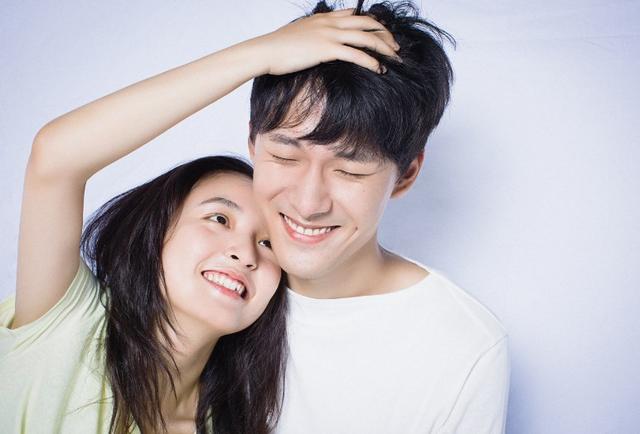 张雨剑为吴倩父母接机，全程表现殷勤，疑似两人的好事将近了