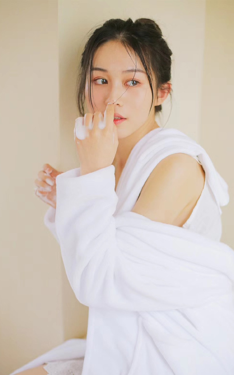 极品校花美女白皙性感美腿写真