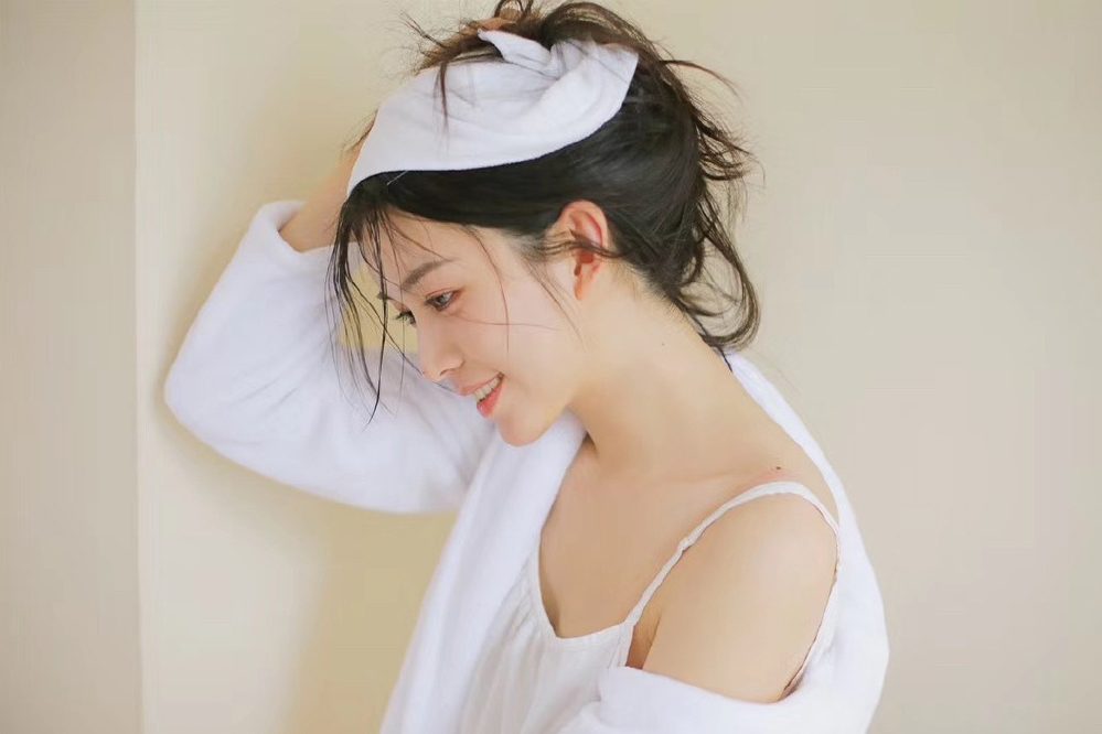 极品校花美女白皙性感美腿写真