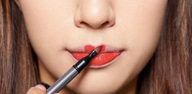 彩妆小技巧!做到这几点,口红可以不沾杯不脱妆