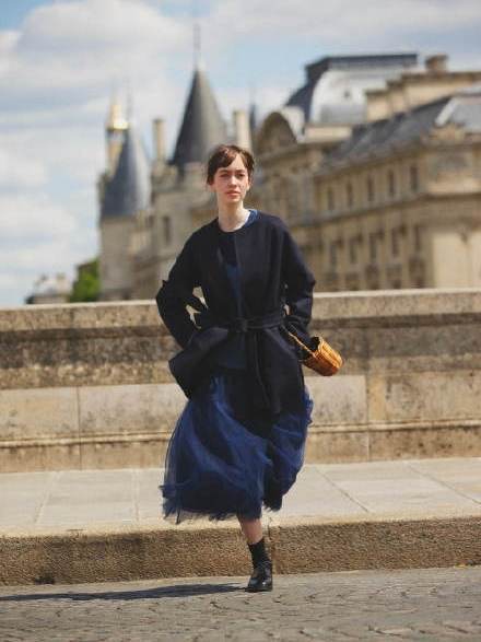 伦敦博主MELISEKREM的英伦风穿搭，大风衣格子裙，优雅又不失新意