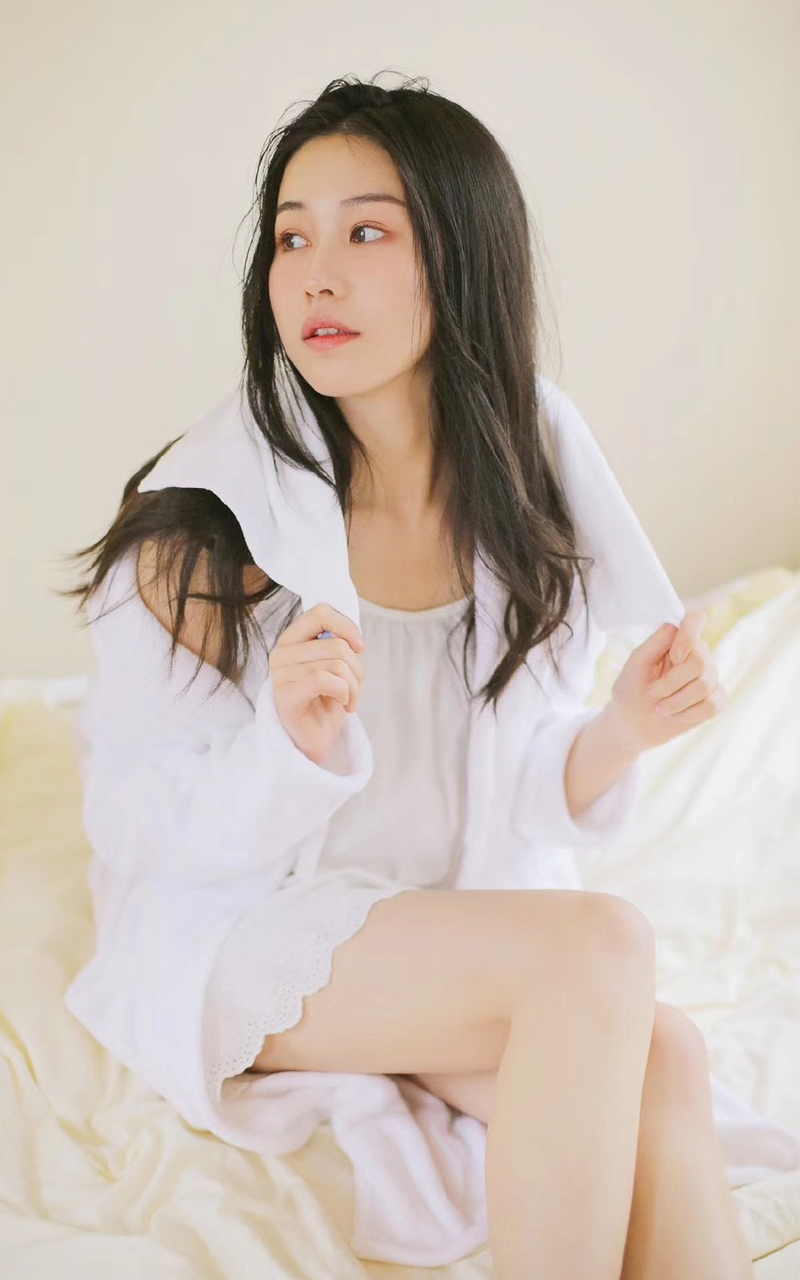 极品校花美女白皙性感美腿写真