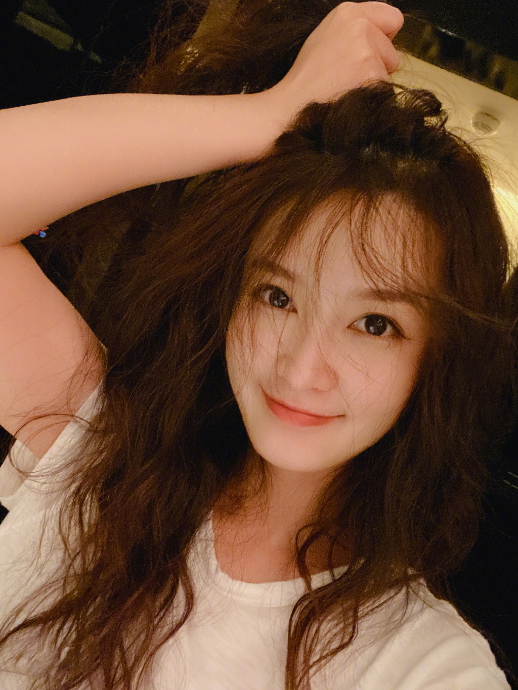 清纯元气美女明星李沁俏皮私服自拍照图片