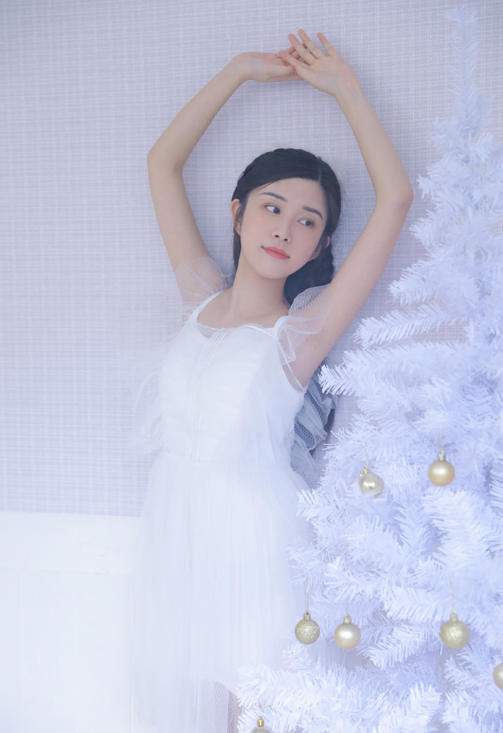 白纱长裙成熟美女模特唯美动人写真图片