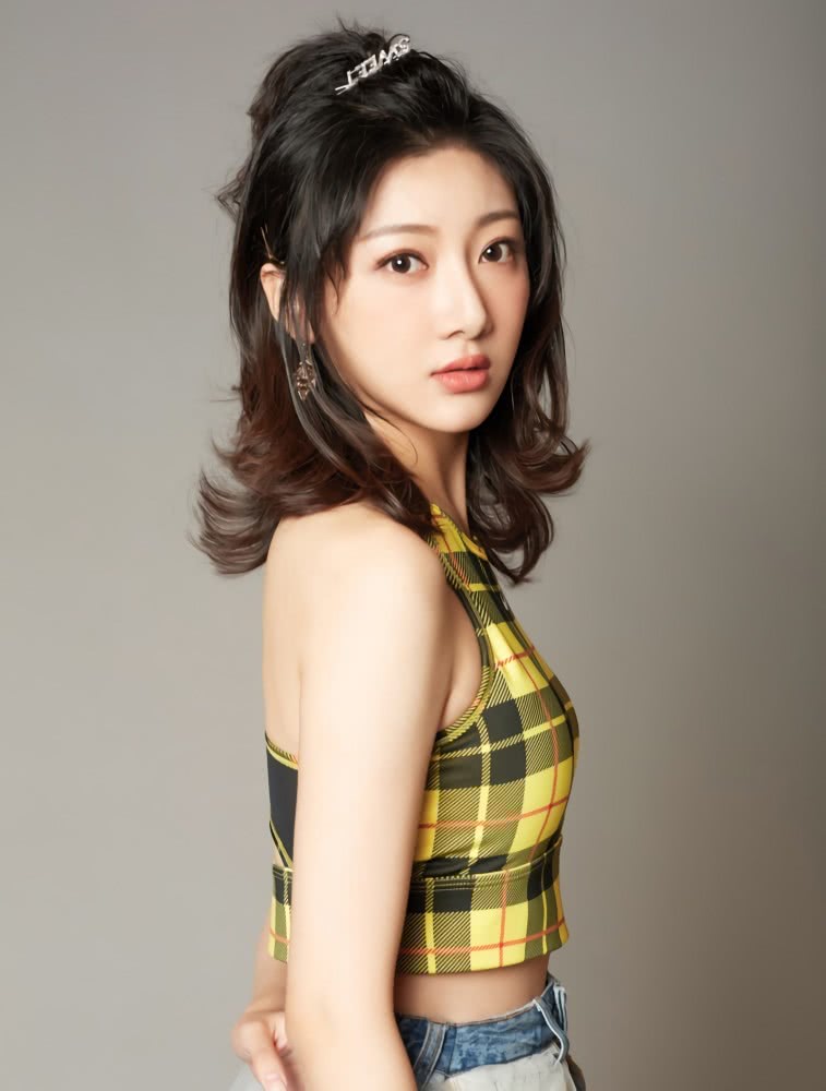 吴茉彤太会打扮自己了,靠"反穿裙子"抢镜,意外潮翻