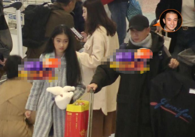 文章离婚后首次带女儿现场,文竹君表情尴尬,文章尽力防街拍
