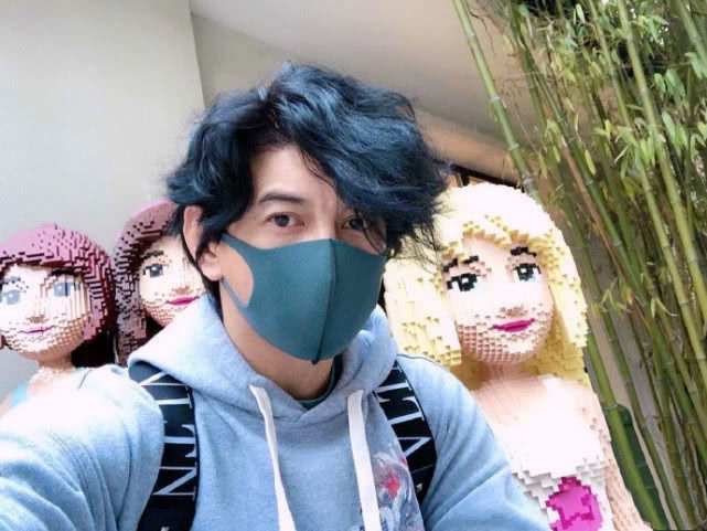 探班老婆后难掩好心情，吴奇隆晒泡面头自拍瘦身成功充满活力