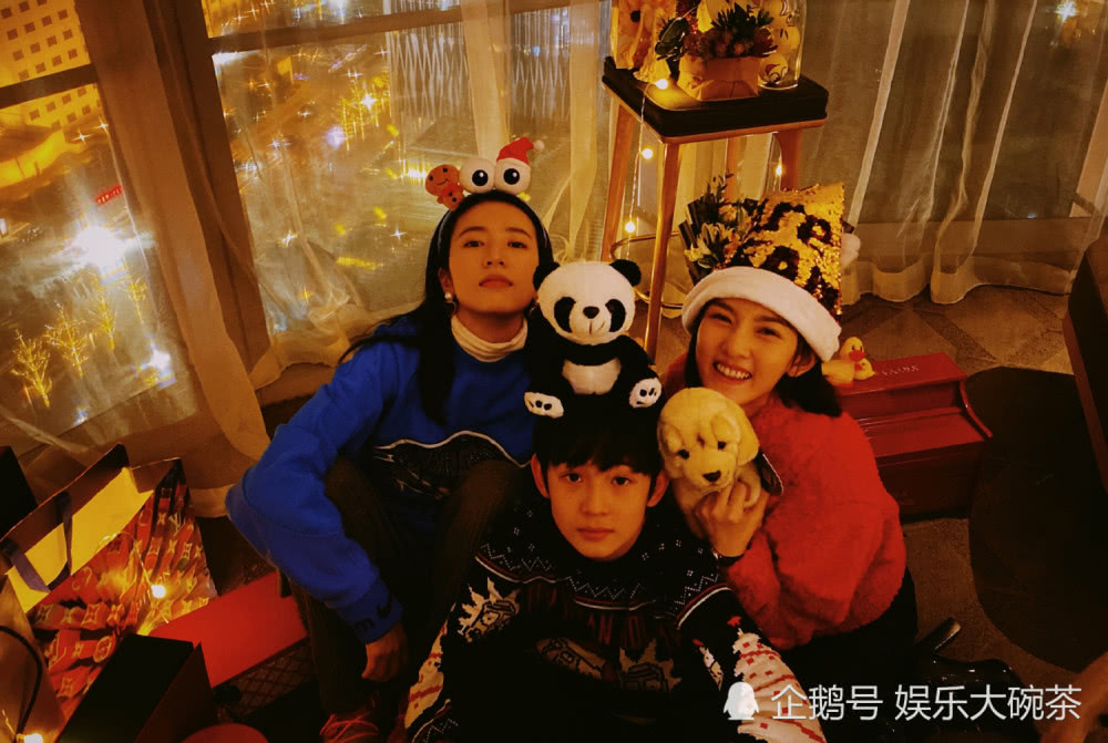 神仙姐妹同框友爱满屏！周雨彤宋祖儿一起过圣诞，笑靥如花太少女