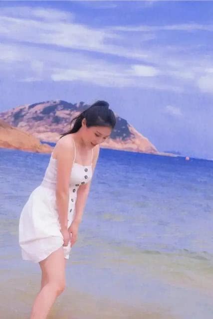 徐冬冬穿吊带裙海边拍写真尽显曼妙,好身材果真名不虚传