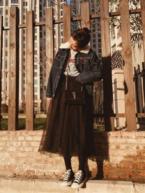 羽绒服不再受欢迎,今年外套界流行的“小霸王”,时髦精张钧甯都穿