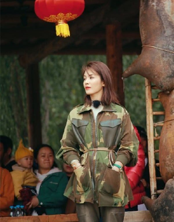 刘涛把硬汉迷彩穿出时尚感，军旅风LOOK又美又飒