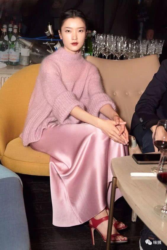 这条半身裙俘虏了多少女人的心?今年冬天有必要买一条