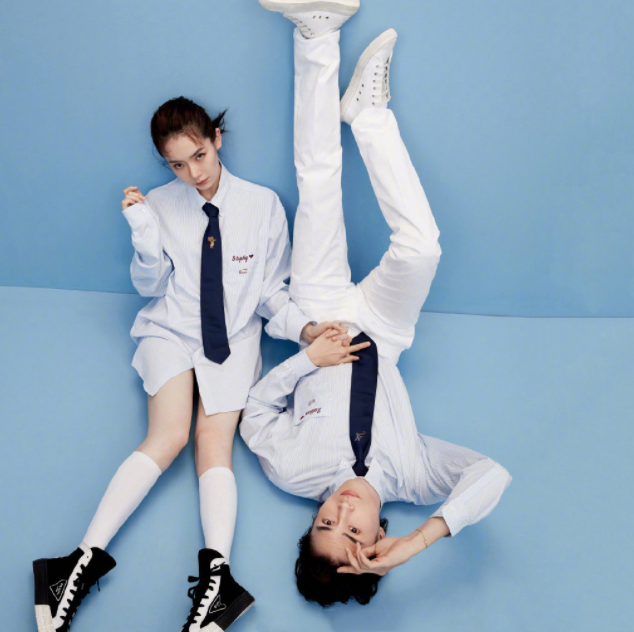 戚薇带老公一起上杂志，结婚6年依然恩爱，这才是最好的爱情