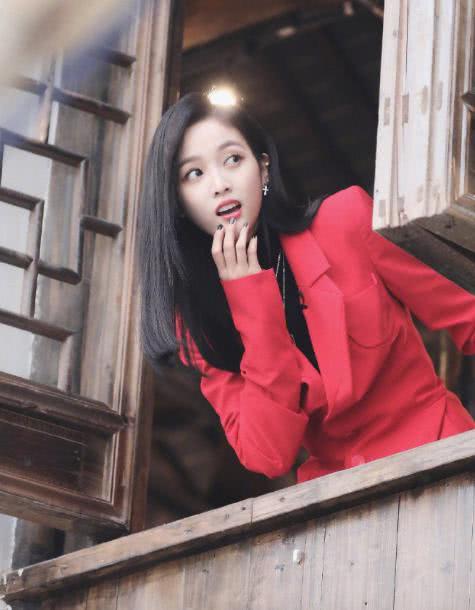 秋冬时节不会穿衣,吴宣仪的4套穿搭技巧让你一不小心变成时髦精