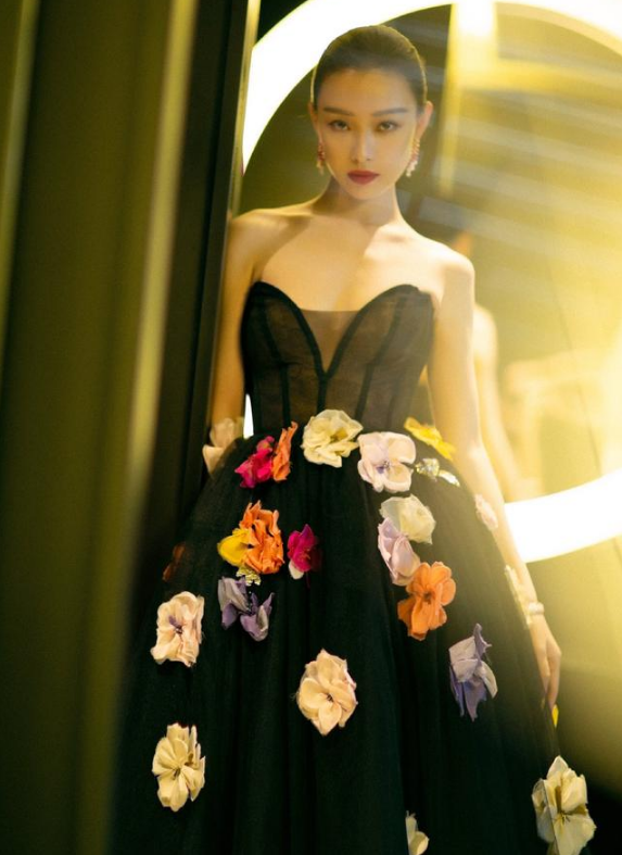 倪妮在线教你轻奢感穿搭，既能HOLD住女王风，还能穿出邻家姐姐范