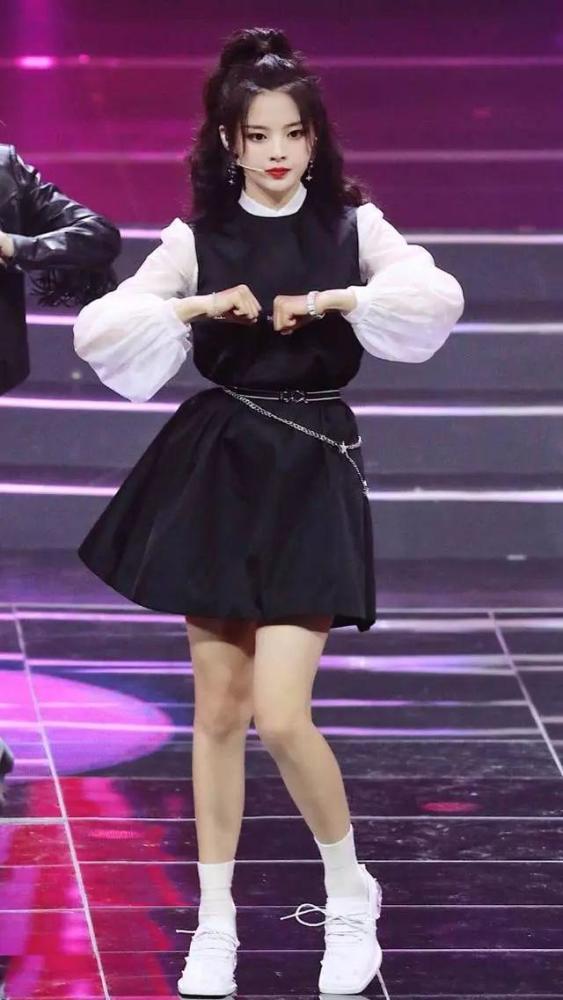 早春学杨超越穿“水晶鞋”，人美还高级