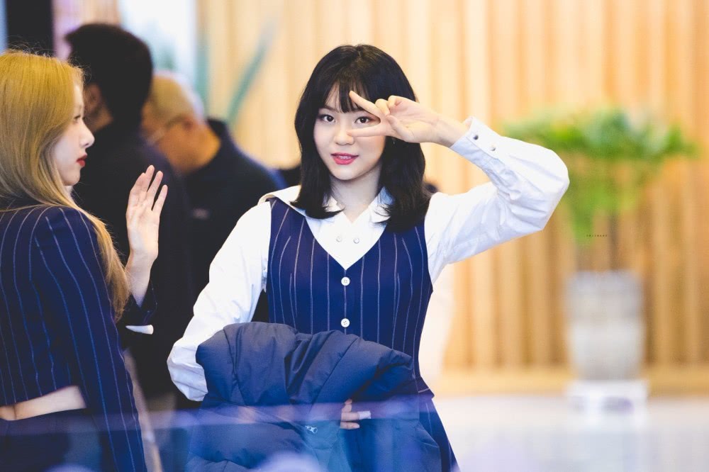 韩国女团忙内严智一袭杏色花朵裙出镜,温柔减龄妥妥的