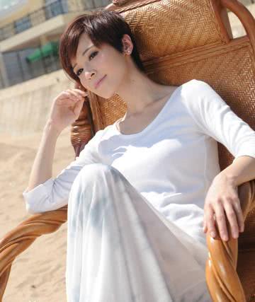 她是《步步惊心》里八福晋,一副不起眼的耳钉,也能彰显非凡气质